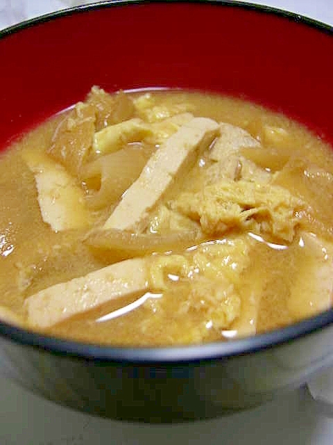 お味噌汁（豆腐、玉ねぎ、卵）