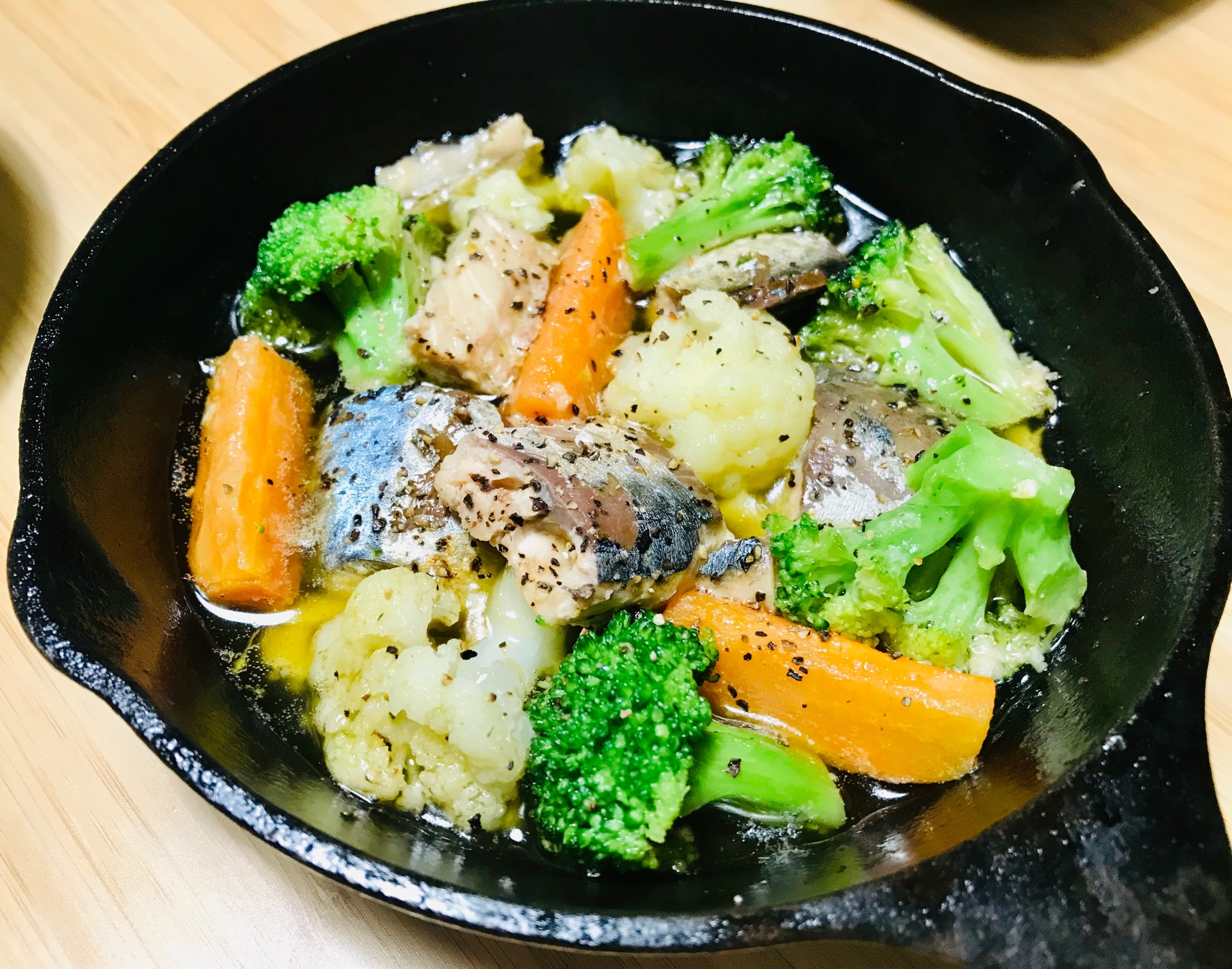 旨味感じる！鯖缶と冷凍野菜のお手軽アヒージョ