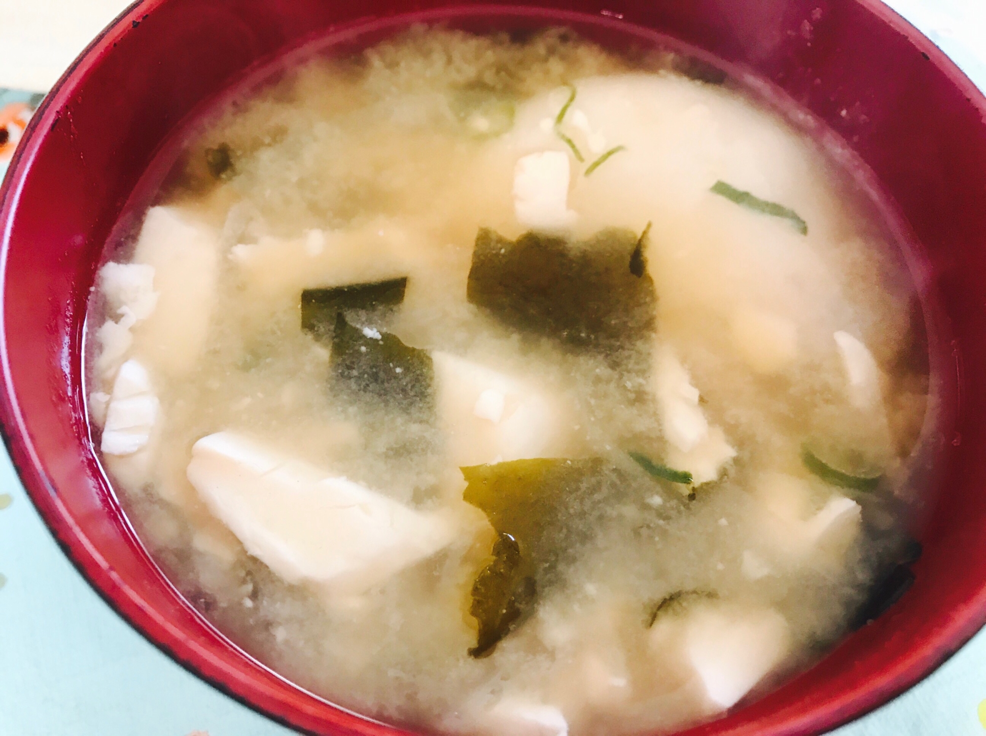 豆腐と卵白のわかめ入り味噌汁雑煮