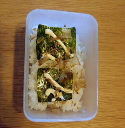 お弁当　味付け海苔と塩昆布と黒胡麻のマヨかけご飯