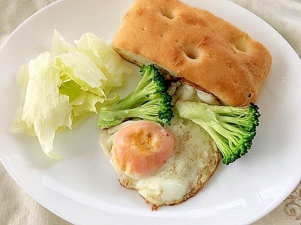 サクサク食感フォカッチャと目玉焼きのワンプレート