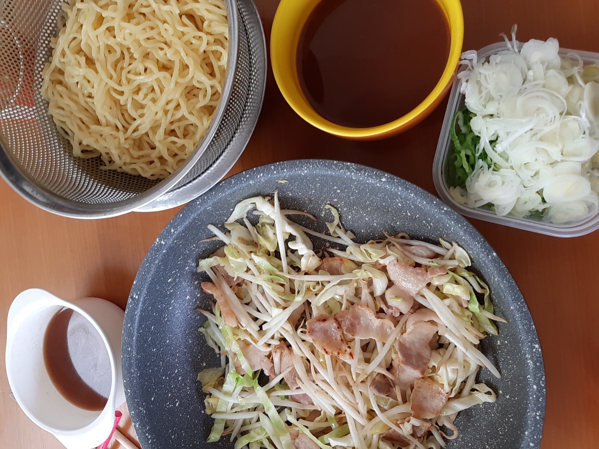 キャベツと豚肉あれば大丈夫♪アレンジつけ麺♪