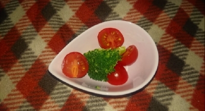 トマトとブロッコリーのサラダ