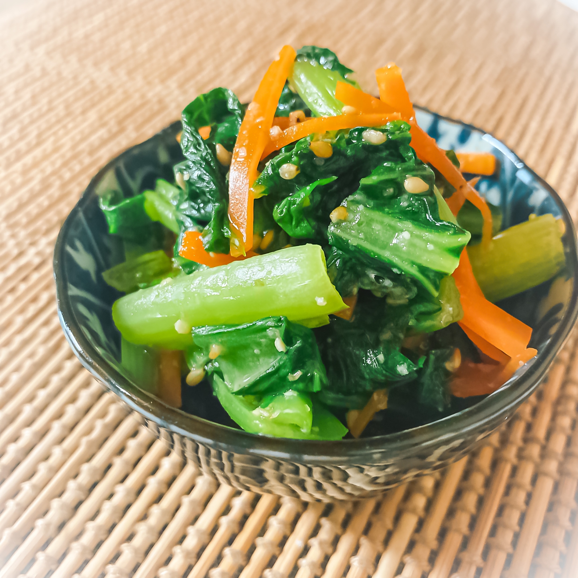 レンジで簡単♪小松菜とにんじんのごま味噌和え