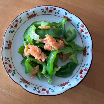 お弁当の彩りにぴったりで嬉しいです✲*｡家族が焼き鮭は食べてくれないけどフレークはOKなのです！レシピありがとうございます˖*⚘今朝はひんやりしますね。