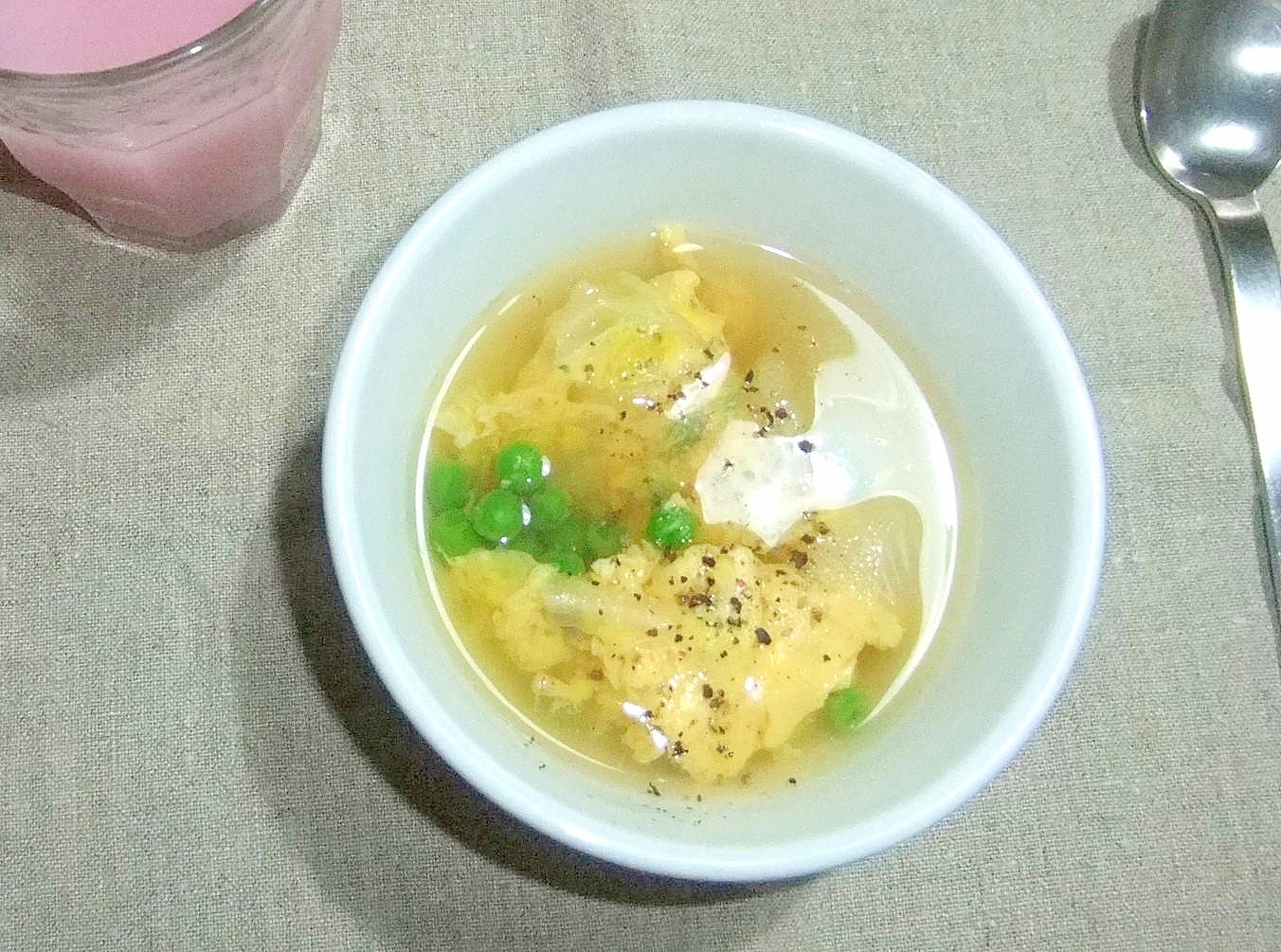 卵とグリーンピースのスープ