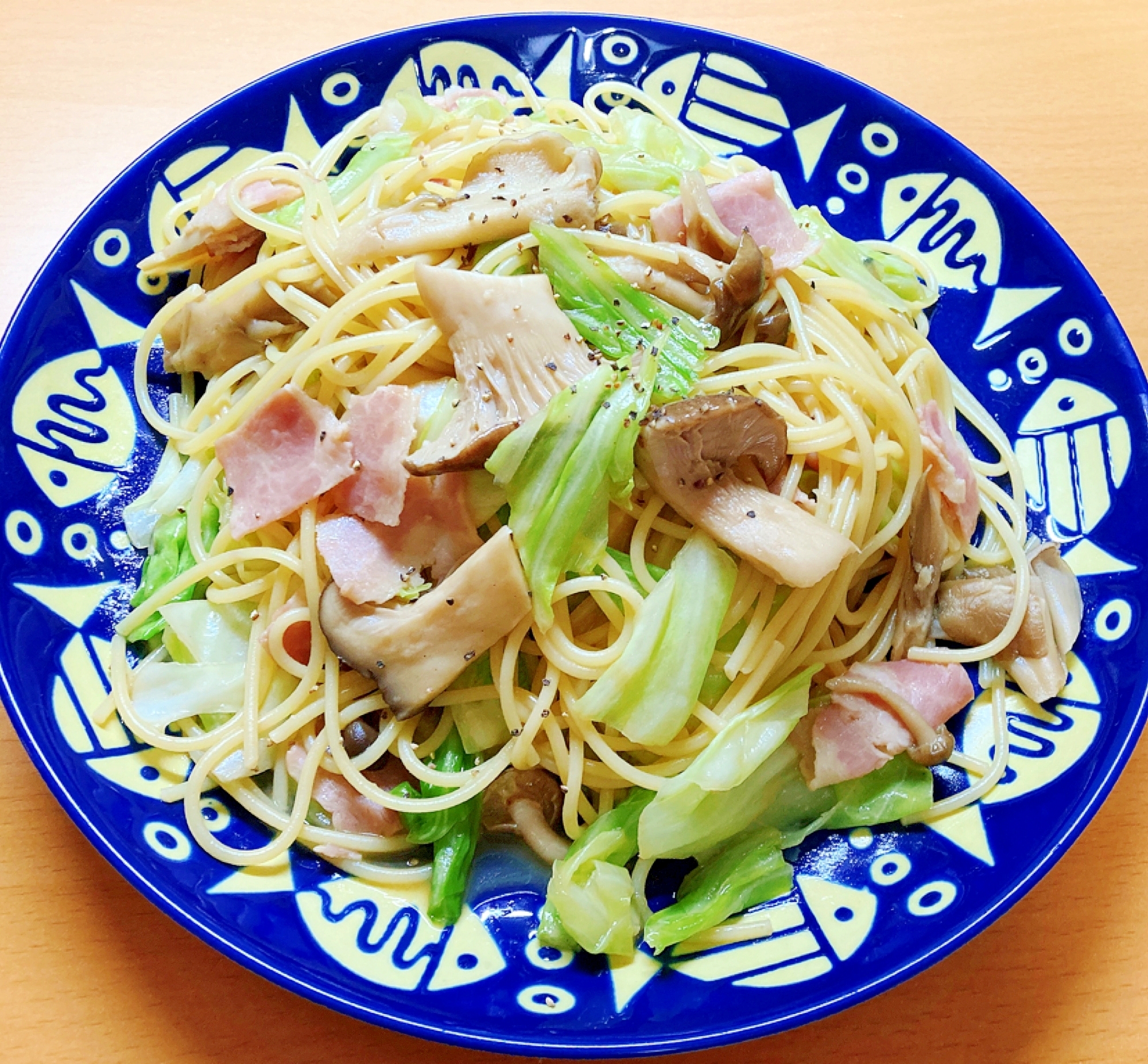 キャベツときのことベーコンの和風バター麺つゆパスタ