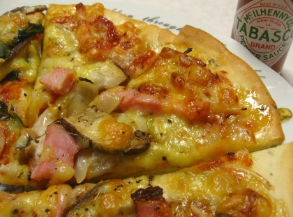 2枚の美味しいピザが誕生しました!!
hotonaさんの簡単美味しいレシピに感謝です❤
焼きたてを頬張りながら
落ち着いた所で撮影したのでトロッ感が無いですが…