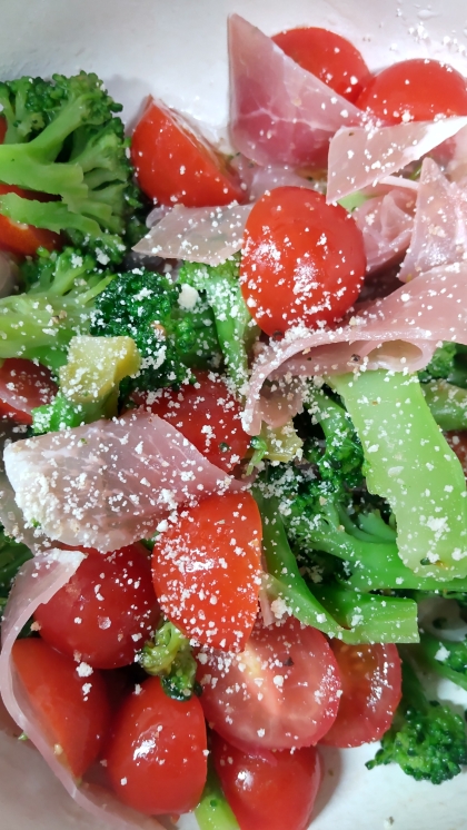 食べて美人に！ブロッコリーとトマトと生ハムのマリネ