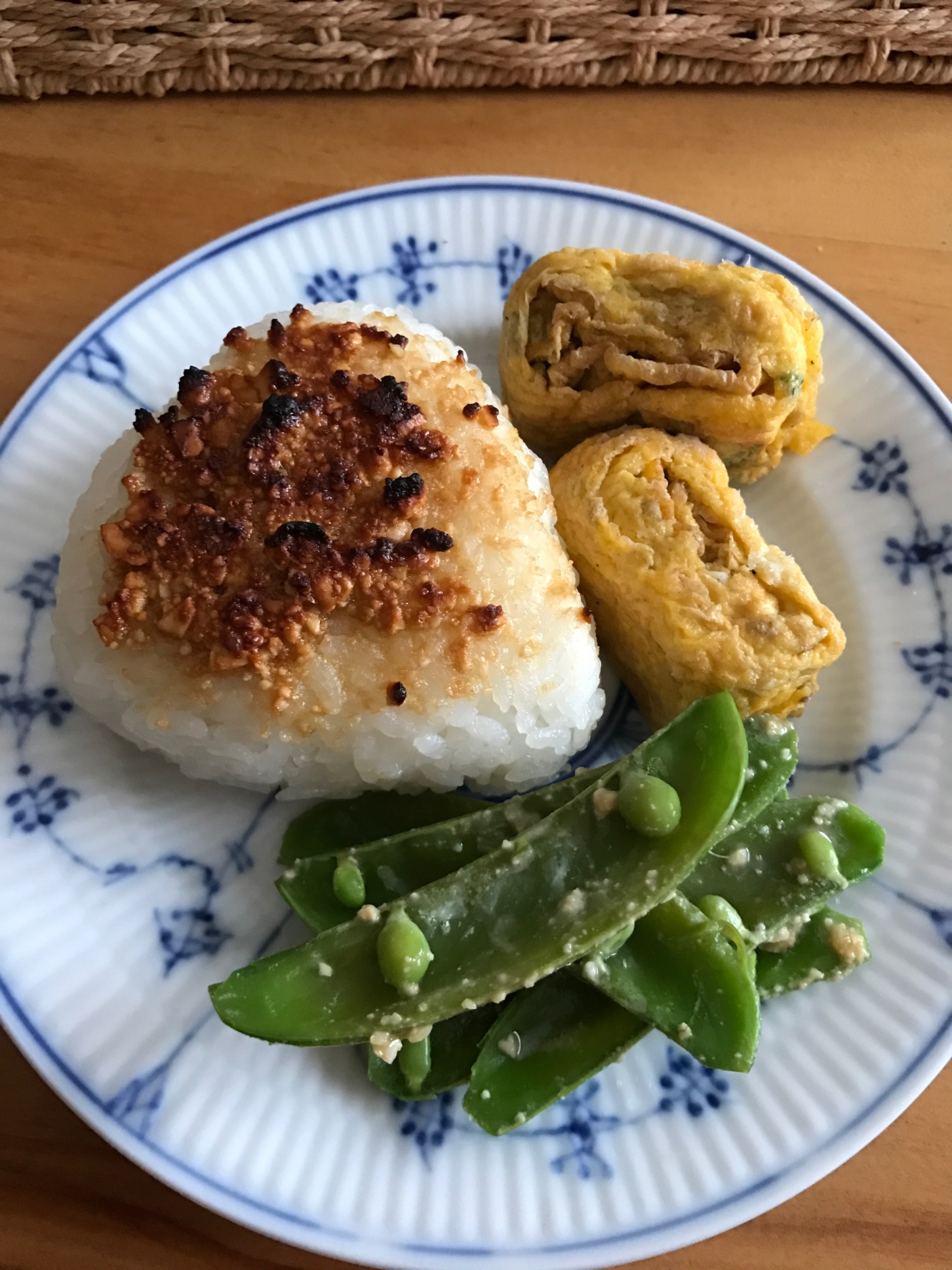 焼きおむすびと卵焼きの朝ごはんプレート