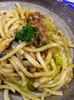 牛肉レタスの焼きうどん