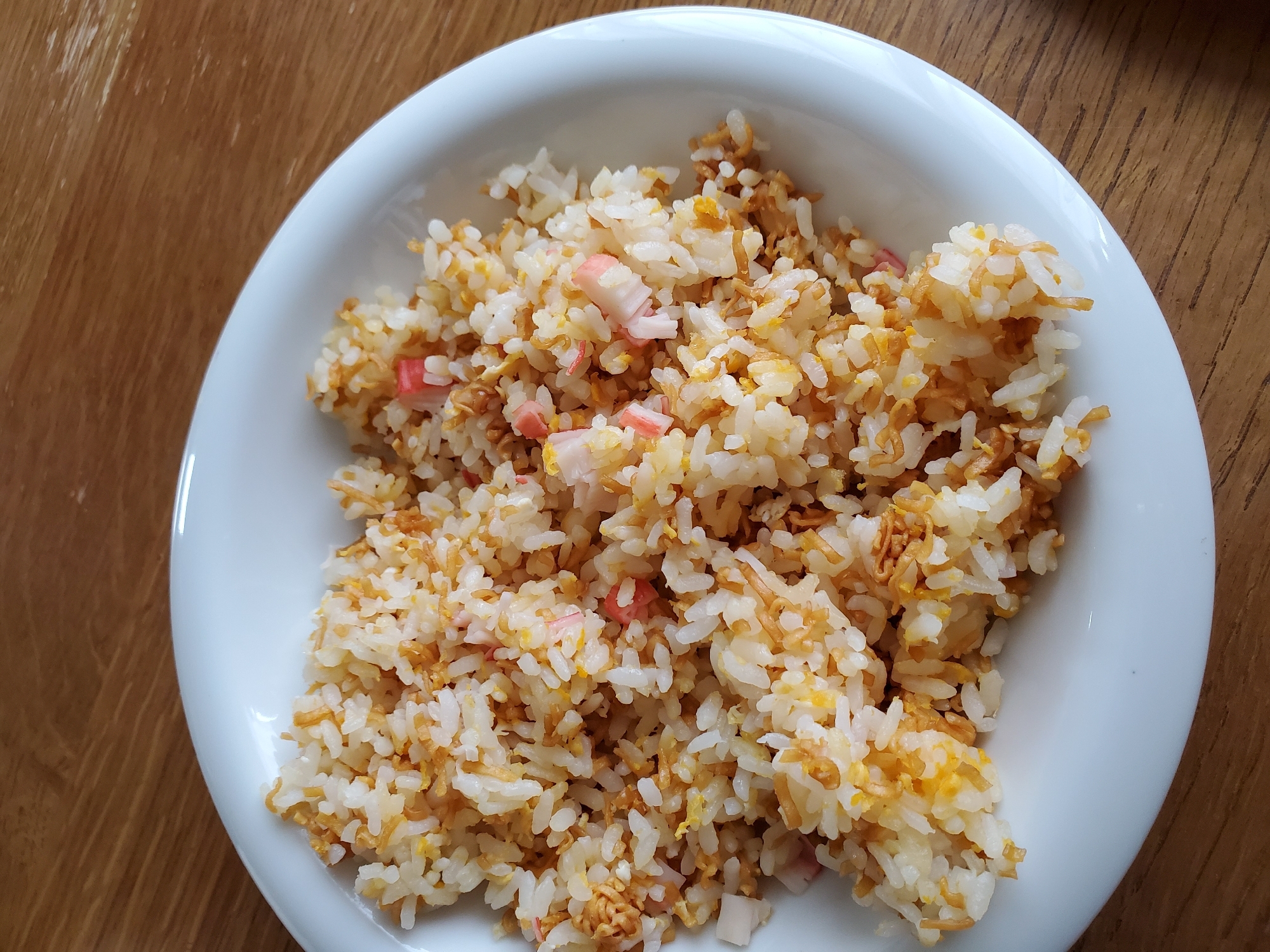 チキンラーメンとカニカマの卵チャーハン