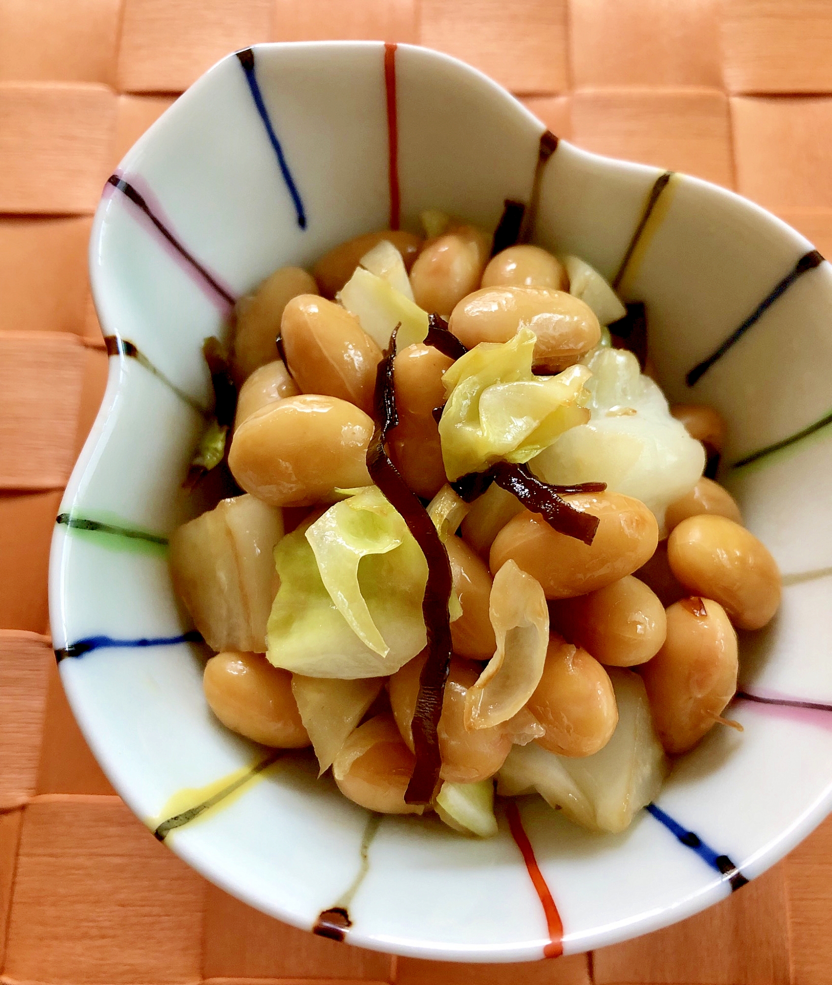 蒸し大豆とキャベツの塩昆布酢炒め