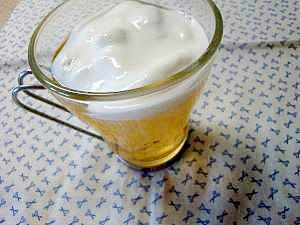 アイス緑茶の生クリームのせ