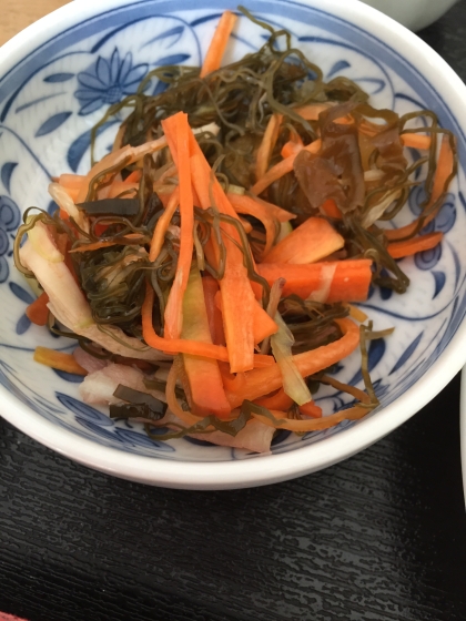 やみつき♡にんじんときゅうりのにんにく塩昆布和え