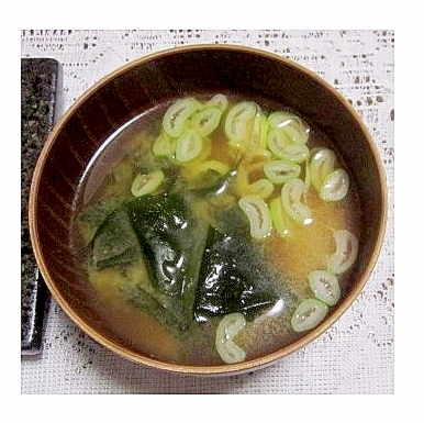 生わかめとねぎの味噌汁（昆布だし）