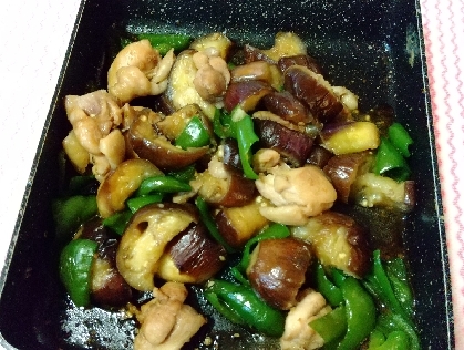 お弁当のおかずにしようと思って作らせて頂きました!!(*^▽^*)茄子と鶏肉にピーマンの緑が食欲をそそります｡
ニンニクが効いて美味しかったです。(o^～^o)