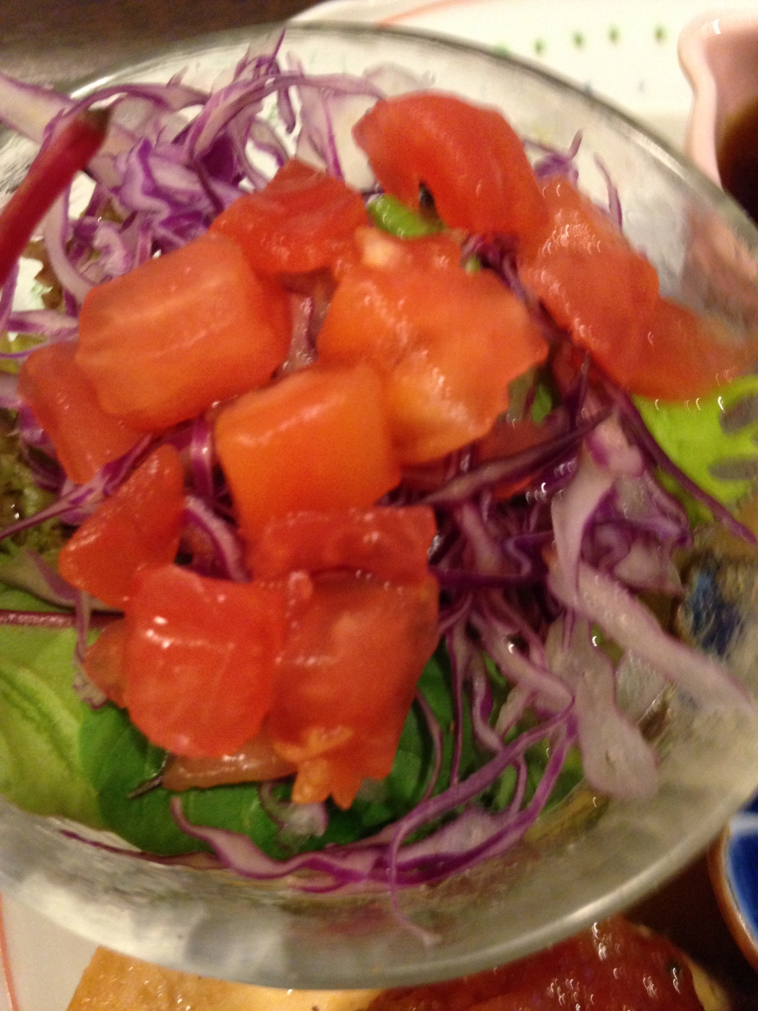 レタスとトマトと紫キャベツと大葉の塩麹液サラダ