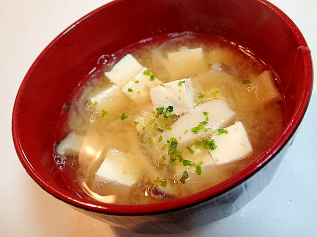 玉ねぎとエリンギとお豆腐のお味噌汁