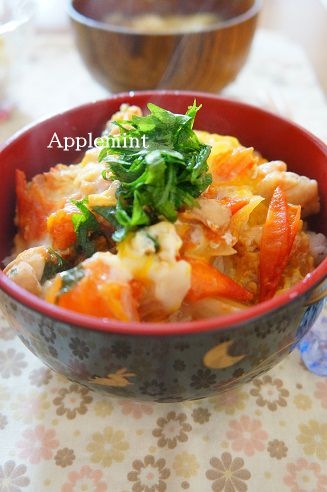 トマト入りとろとろ卵の親子丼しそ風味