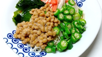 猛暑が続いています。
つるっと食べられるぶっかけ素麺、お昼に最適ですね。
わかめも入れて、おいしく頂きました(*^^*)