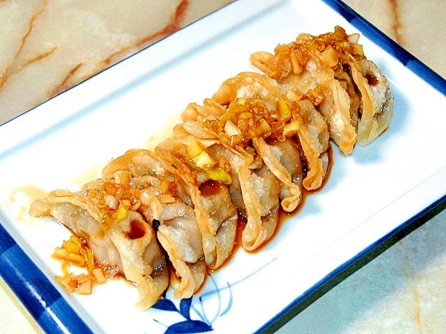 四角い皿に盛られた餃子の油淋鶏風