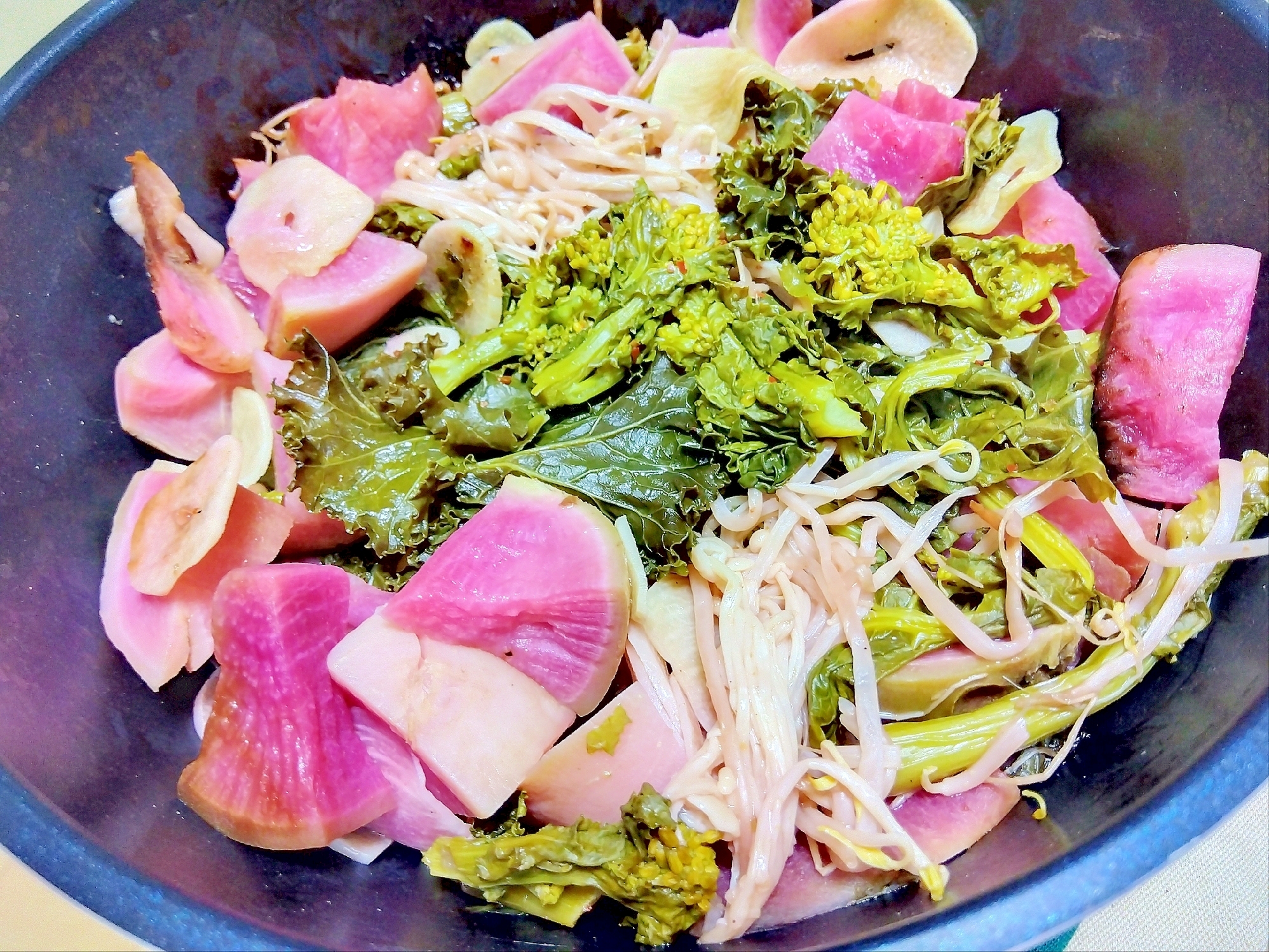 菜の花えのき紅芯大根もやしケールの温サラダ