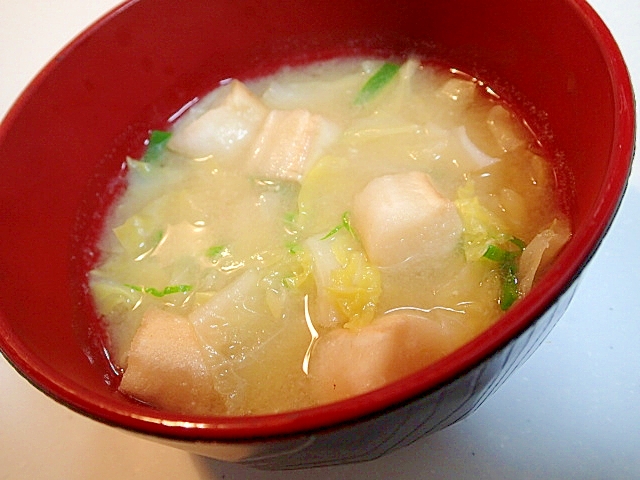 キャベツとお麩と九条葱のお味噌汁♬