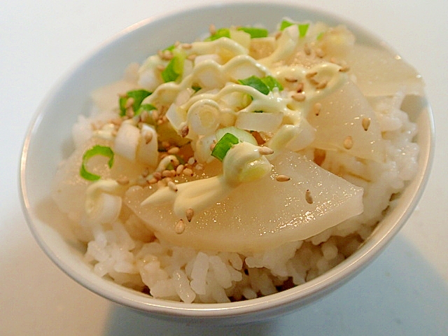 麺つゆマヨで　ベったら漬けと葱と胡麻のご飯