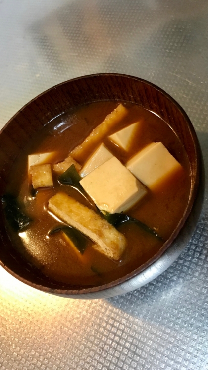 豆腐・わかめ・油揚げのお味噌汁