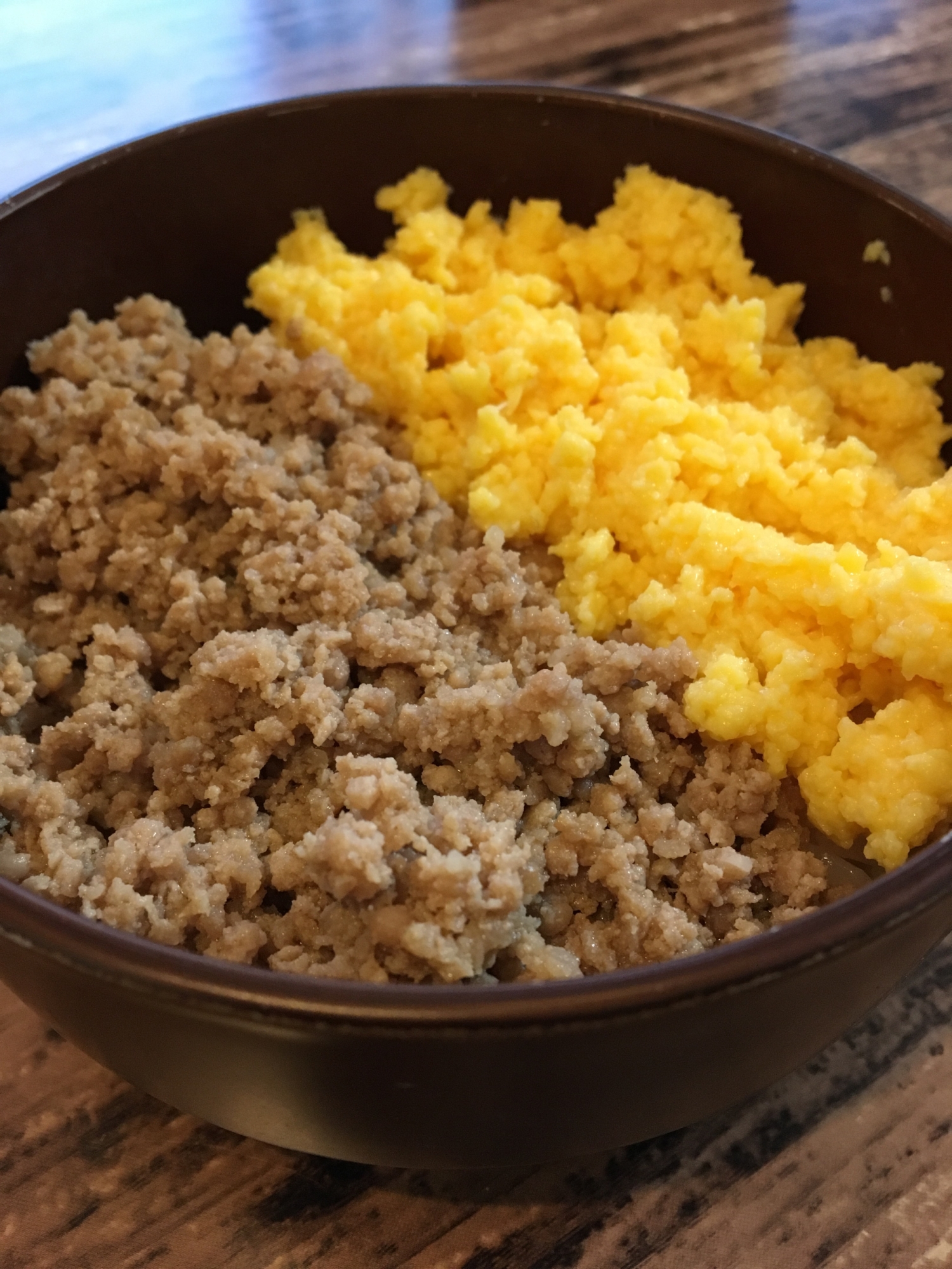 クルクル混ぜると、そぼろも玉子もしっとり二色丼