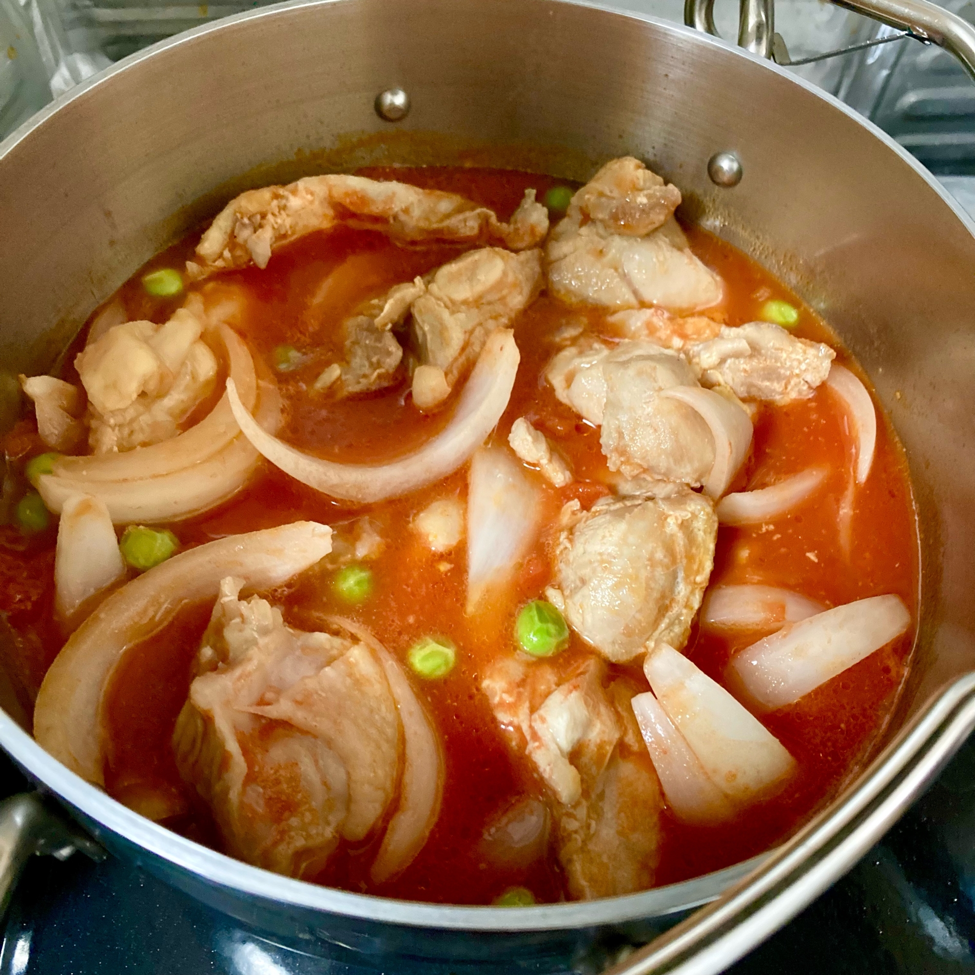 ダッチオーブンで簡単鶏肉のトマト煮込み