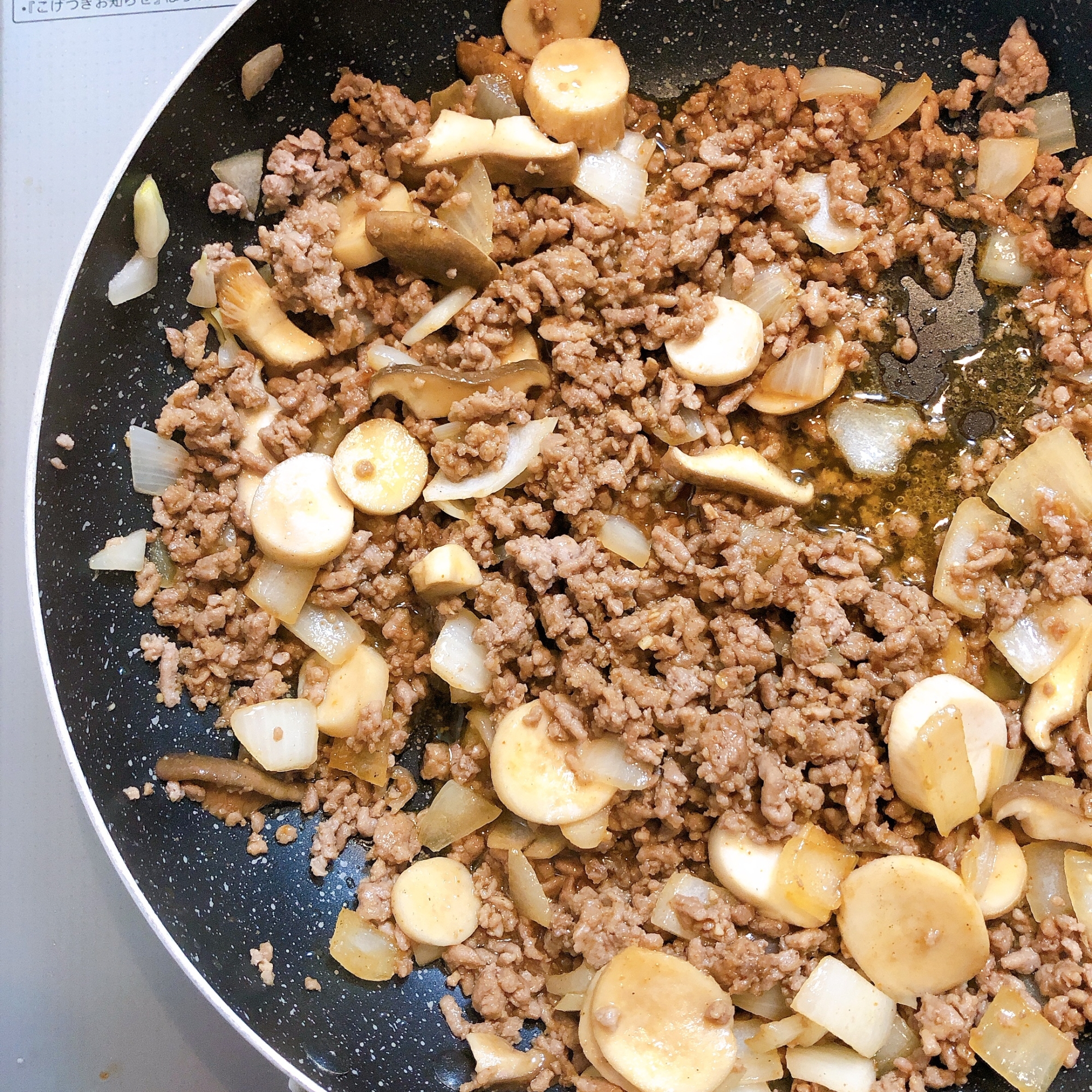 お酒のつまみに！エリンギと玉ねぎの挽肉炒め