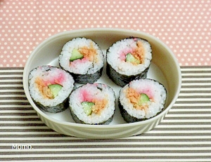 鮭フレークと桜でんぷの巻き寿司