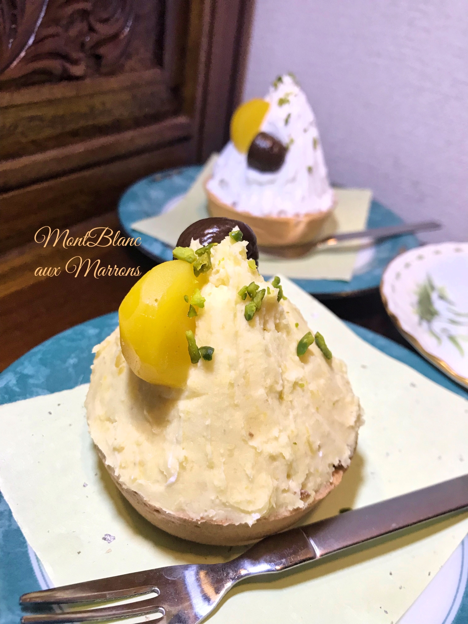 ひとつずつ皿に置かれたモンブラン風タルト