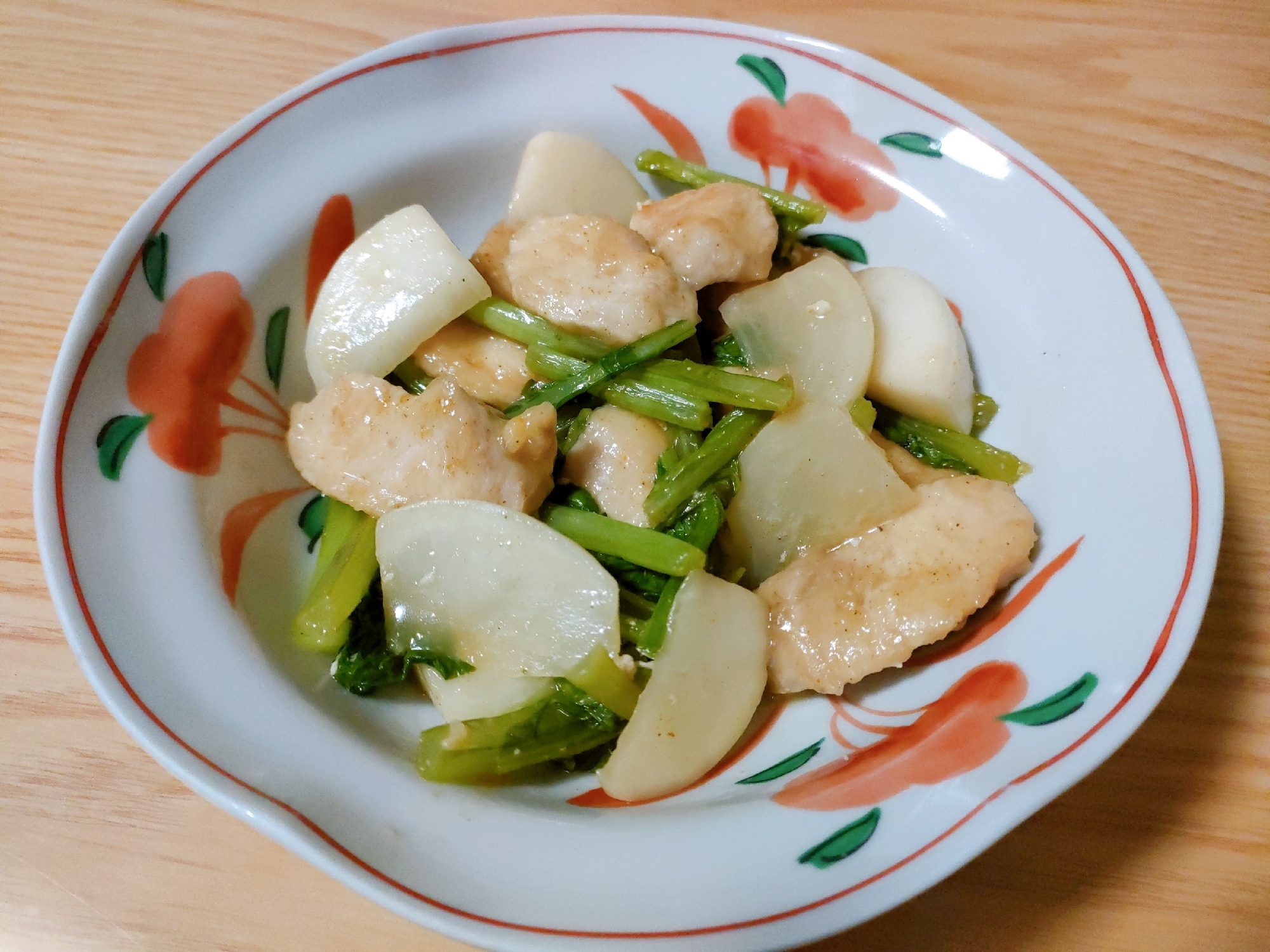 鶏むね肉とかぶとかぶの葉のカレー風味炒め