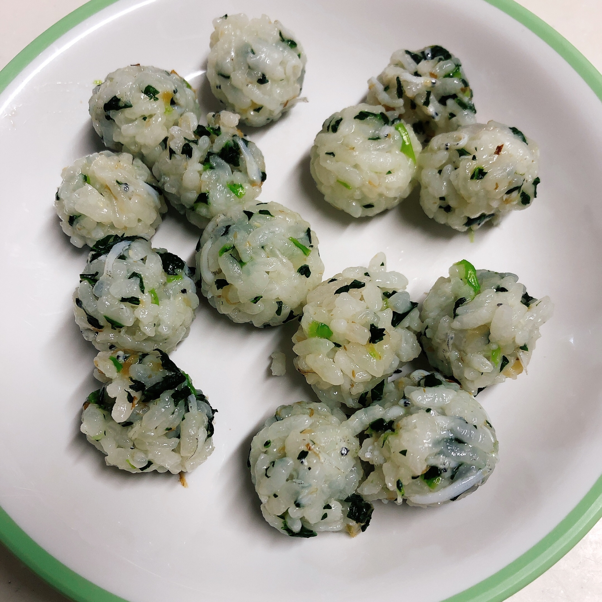 離乳食後期から しらすの青菜のコロコロおにぎり レシピ 作り方 By なおのり 楽天レシピ