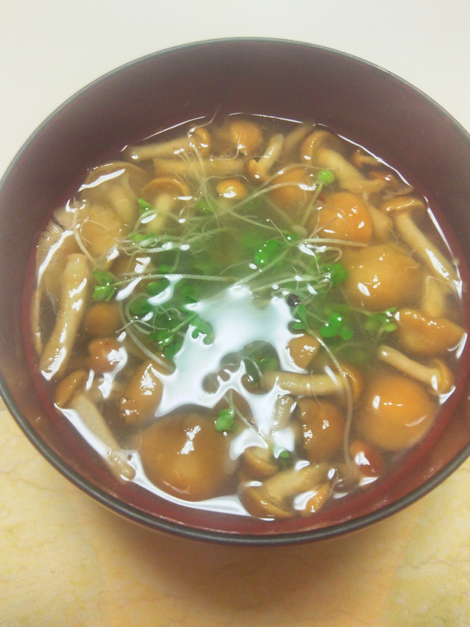 なめことブロッコリースプラウトの味噌汁
