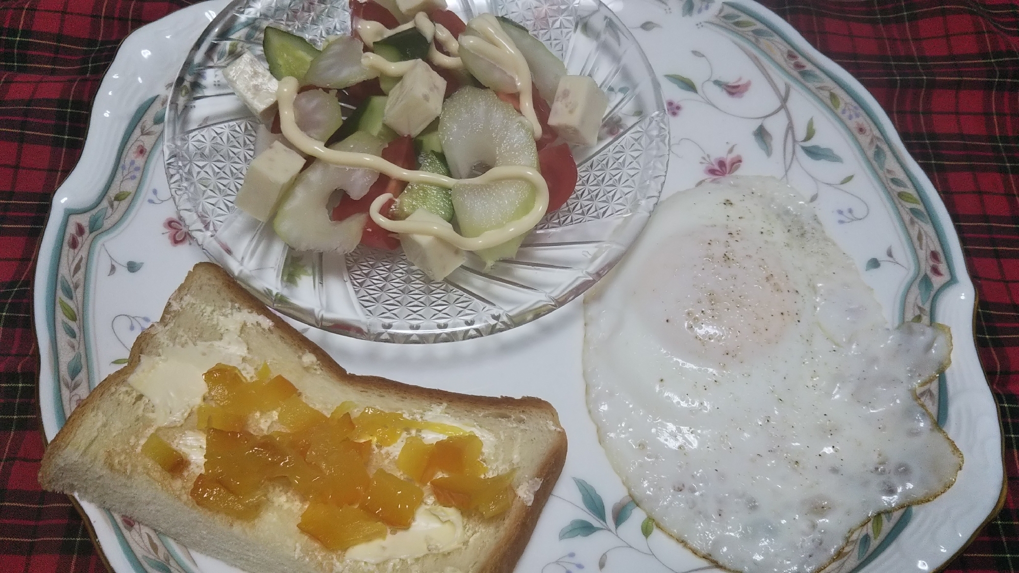 目玉焼とチーズ野菜サラダとジャムトーストの朝食☆