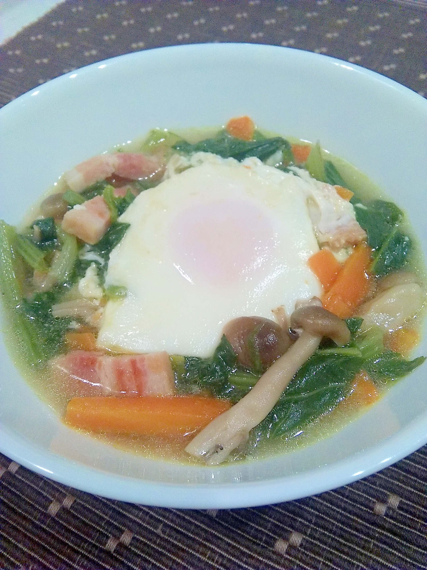 小松菜とベーコンの巣ごもり卵のスープ煮♪