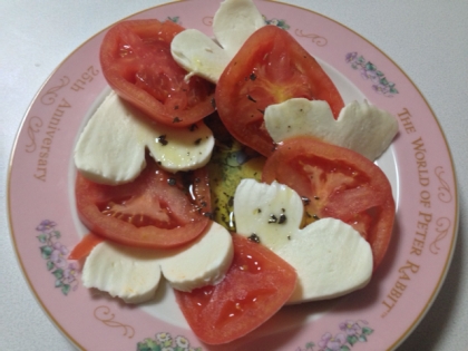 トマトやチーズを薄く切るのがとても難しかったですΣ（・□・；）
不器用な私はこれで精一杯でしたが、簡単にオシャレなカプレーゼができて良かったです♡