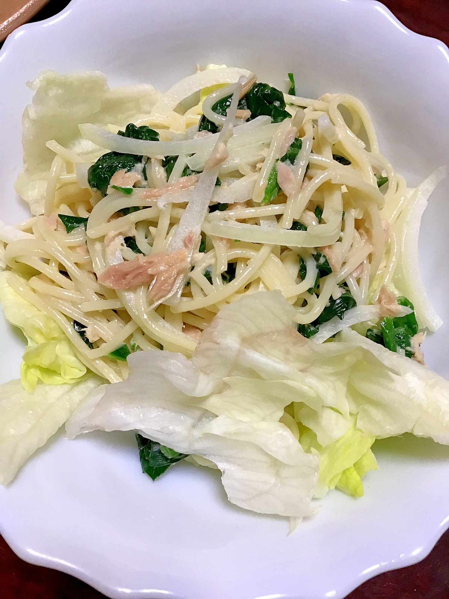 ほうれん草とシーチキンと玉ねぎレタスのマヨパスタ。