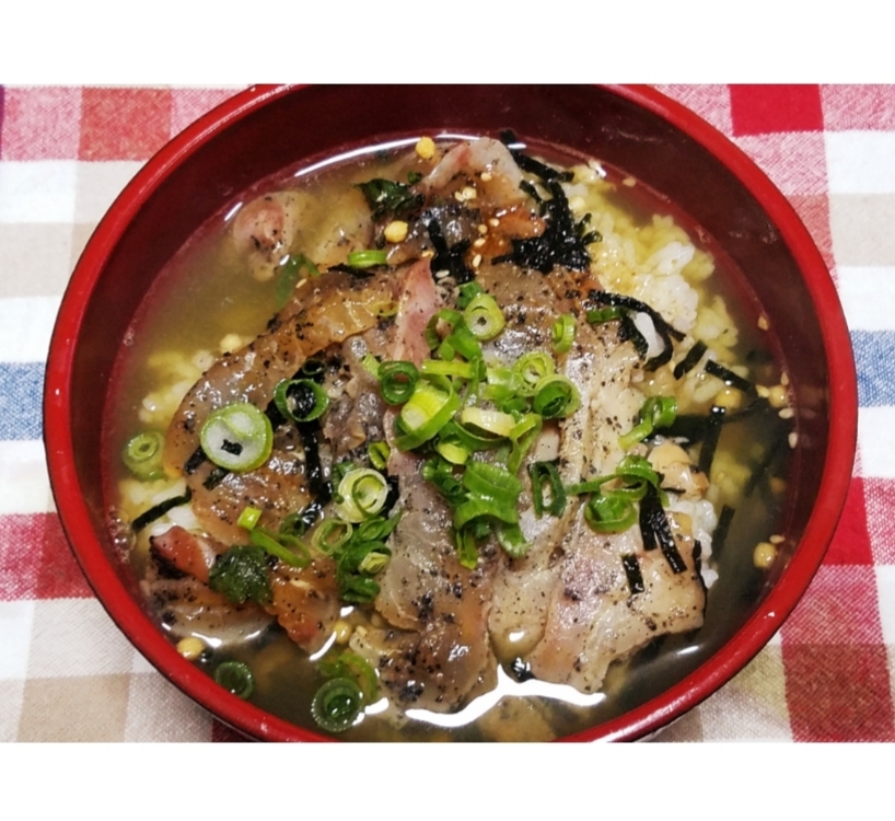 しょうゆに漬けた鯛茶漬け