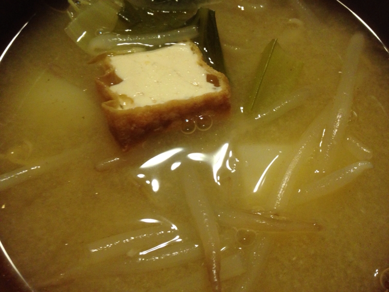 小松菜ともやしと厚揚げとじゃがいもの味噌汁。