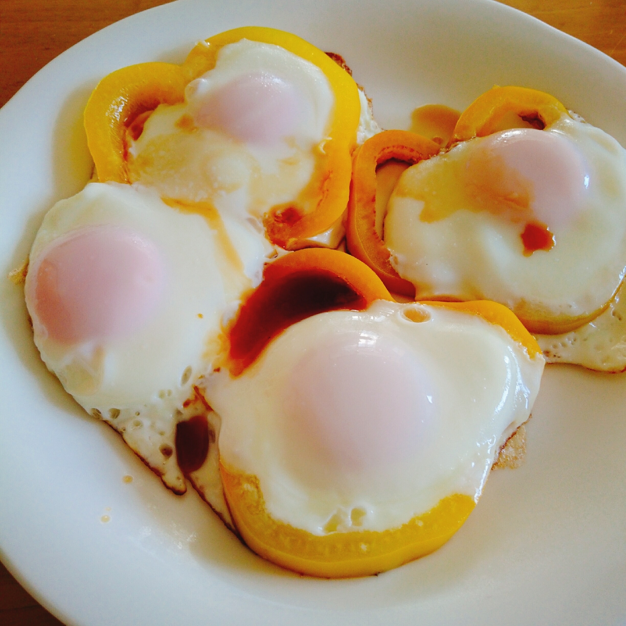 パプリカ目玉焼き