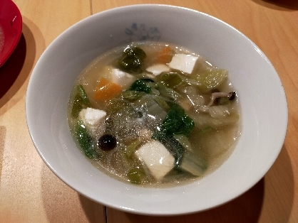 ニラ・白菜・春雨などの具だくさん中華スープ