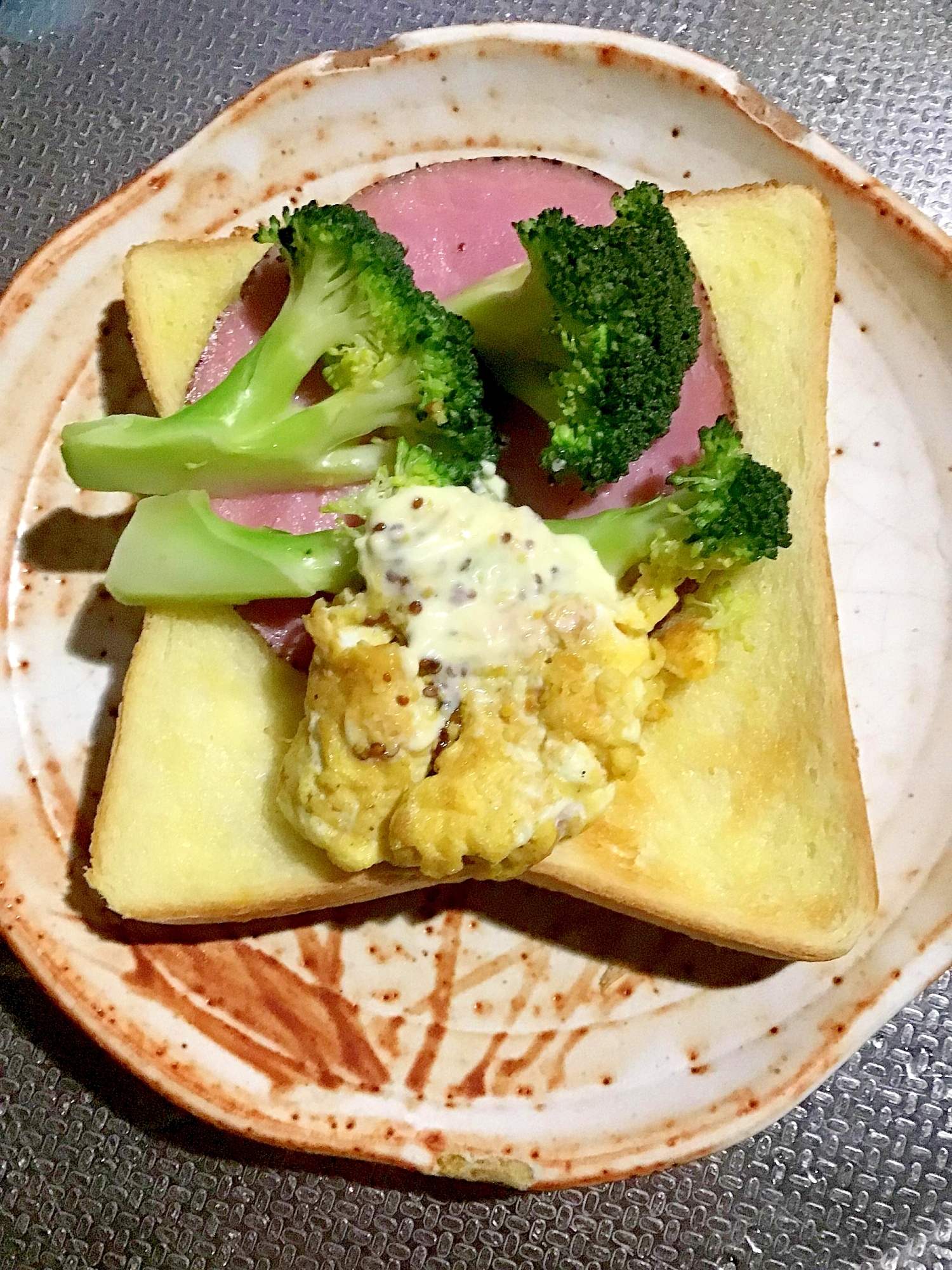 ブロッコリーとペッパーハムと玉子焼きのマヨサンド。