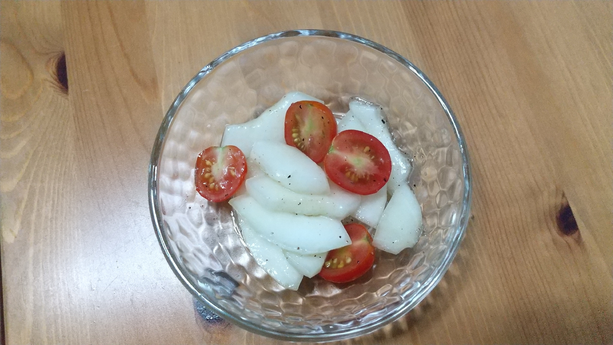 カルパッチョソースでトマトとウリのサラダ