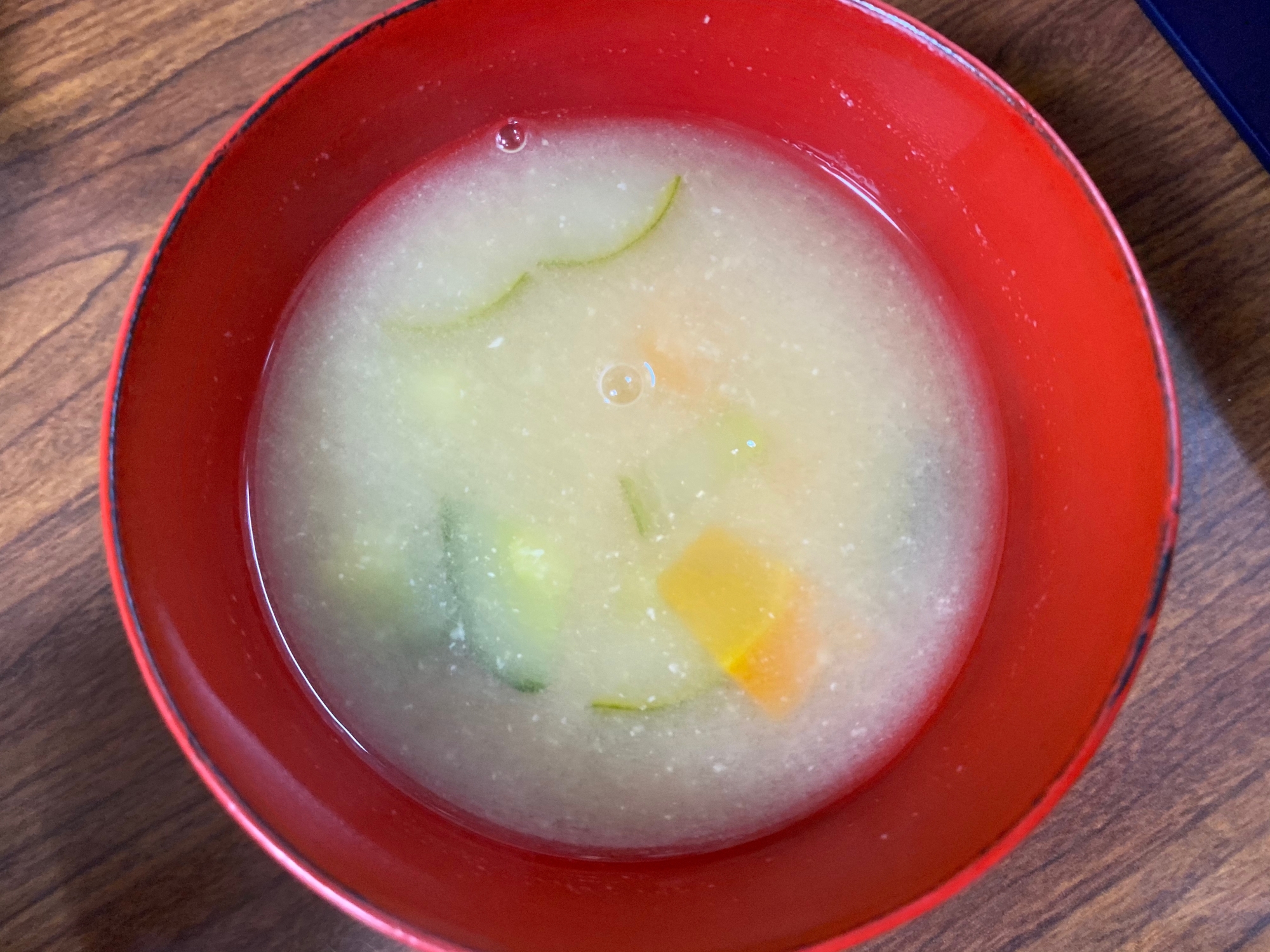 ズッキーニとにんじんの味噌汁