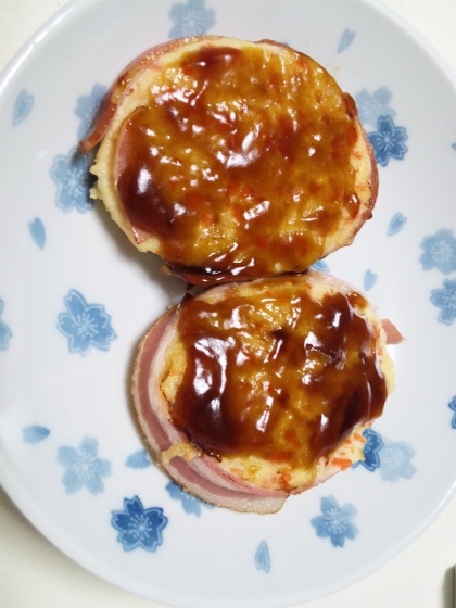 肉なしはふわふわになりますね。周りにベーコン巻いて焼きました